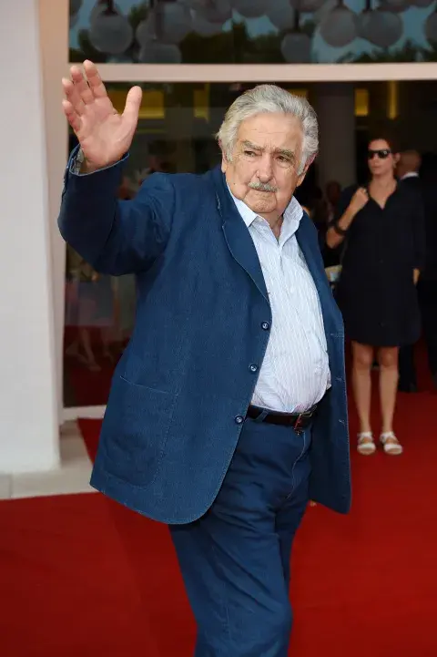 Mujica murió en su chacra de las afueras de Montevideo, acompañado por su compañera de vida, Lucía Topolansky. Mujica murió en su chacra de las afueras de Montevideo, acompañado por su compañera de vida, Lucía Topolansky.
