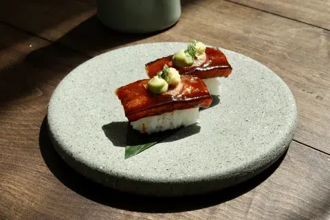 Pisco Buta es un nigiri de cerdo braseado en salsa soya y especias, oroshi de jengibre y crema de palta.