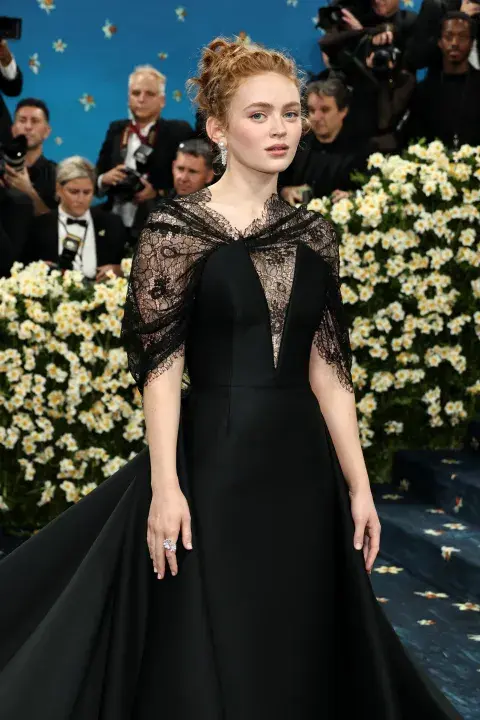 Sadie Sink en la Met Gala 2025. Sadie Sink en la Met Gala 2025.