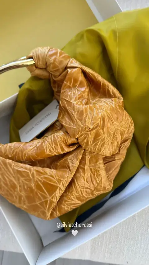 Storie de Antonela Roccuzzo mostrando el bolso de lujo que recibió de regalo. Storie de Antonela Roccuzzo mostrando el bolso de lujo que recibió de regalo.