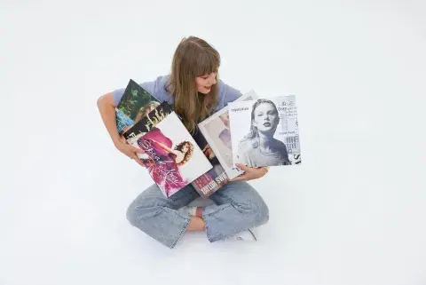 Taylor Swift feliz con los discos de los cuales recuperó los derechos. Taylor Swift feliz con los discos de los cuales recuperó los derechos.