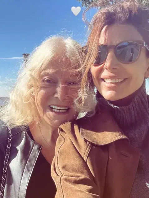 Juliana Awada y su madre disfrutando de un día de sol Juliana Awada y su madre disfrutando de un día de sol