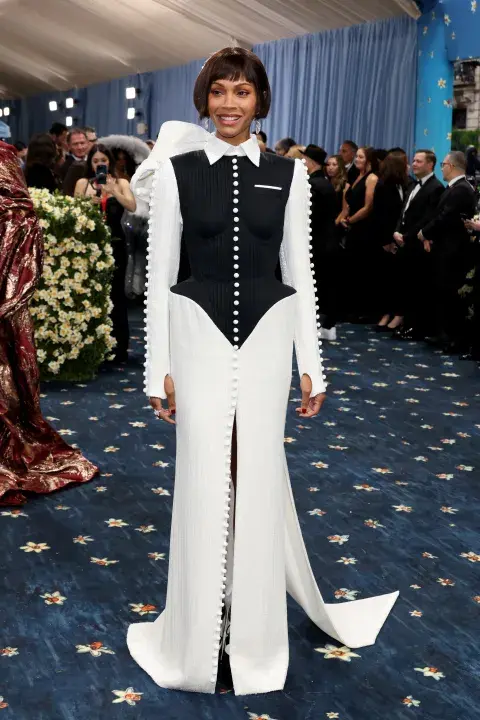 Imagen de Zoe Saldaña en la alfombra azul de la Met Gala 2025. Imagen de Zoe Saldaña en la alfombra azul de la Met Gala 2025.