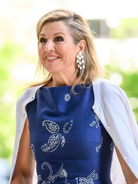 Máxima Zorreguieta apostó popr un vestido azul con arabescos blancos Máxima Zorreguieta apostó popr un vestido azul con arabescos blancos