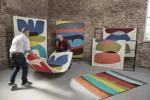 Alejandro Brave el arquitecto y artista que creó los diseños de la línea de Elementos Argentinos, a imagen y semejanza de su obra pictórica.. Alejandro Brave el arquitecto y artista que creó los diseños de la línea de Elementos Argentinos, a imagen y semejanza de su obra pictórica..