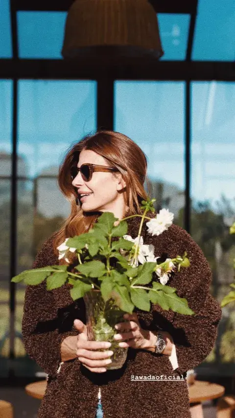 juliana awada usando un abrigo en color marron juliana awada usando un abrigo en color marron