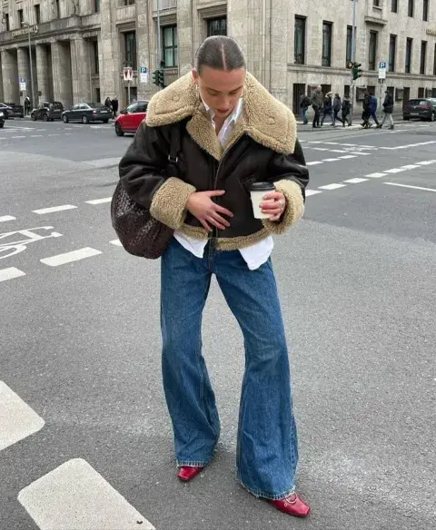 En versión oversized o entallada, es el compañero ideal para esos días en los que cuesta salir de la cama. En versión oversized o entallada, es el compañero ideal para esos días en los que cuesta salir de la cama.