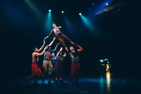 Un grupo de acróbatas de circo. Un grupo de acróbatas de circo.