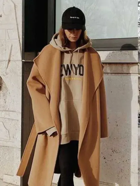 El mix entre buzo con capucha, gorra y tapado, se lleva todas las miradas El mix entre buzo con capucha, gorra y tapado, se lleva todas las miradas