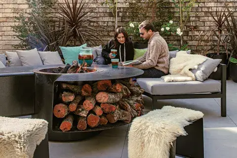 Sillones semicirculares con colchonetas en Sunbrella y banquetas de chapa plegada (Crudo Home). Jarra y vasos de cerámica (Lumo). Sillones semicirculares con colchonetas en Sunbrella y banquetas de chapa plegada (Crudo Home). Jarra y vasos de cerámica (Lumo).