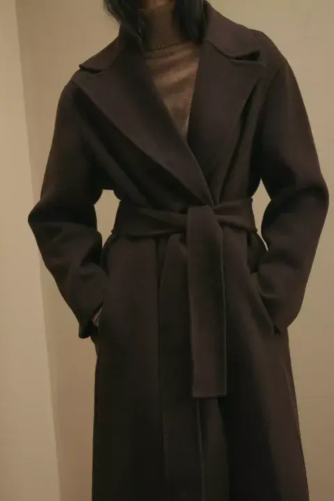 El tapado lazo de la colección Invierno 25 de Awada. El tapado lazo de la colección Invierno 25 de Awada.