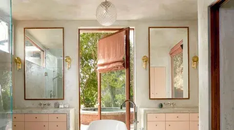 Así es el baño de Dakota Johnson en su casa de Los Ángeles: clásico, atemporal y romántico.