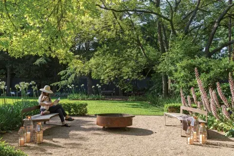 Bancos curvos ‘Trapecio’ en madera de lapacho (Simpla Muebles). En verano, el fogonero (Biofogones Design) también se usa para preparar algo sobre la plancha y comer en el jardín. Bancos curvos ‘Trapecio’ en madera de lapacho (Simpla Muebles). En verano, el fogonero (Biofogones Design) también se usa para preparar algo sobre la plancha y comer en el jardín.