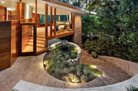 Las plantas y los árboles se amalgaman con la madera del hogar