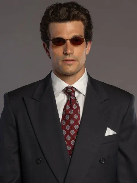 Paul Kelly como John F. Kennedy Jr. en la serie American Love Story.