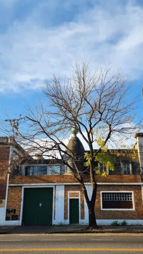 Hay una cúpula en el barrio de Pompeya que está dentro de una fábrica. Hay una cúpula en el barrio de Pompeya que está dentro de una fábrica.