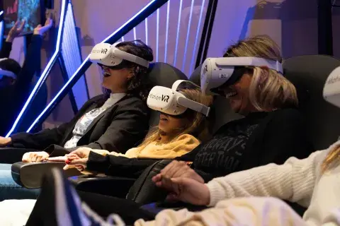 Una familia con lentes de realidad aumentada Una familia con lentes de realidad aumentada