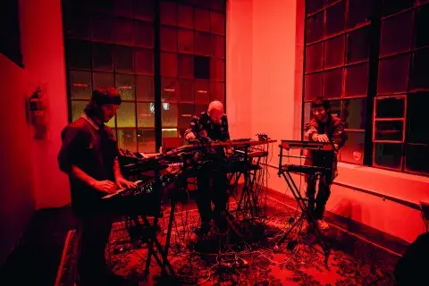 Tres músicos tocando sobre una alfombra Tres músicos tocando sobre una alfombra
