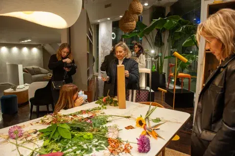 Minimissura puso a interactuar las flores con figuritas de sillas. Minimissura puso a interactuar las flores con figuritas de sillas.