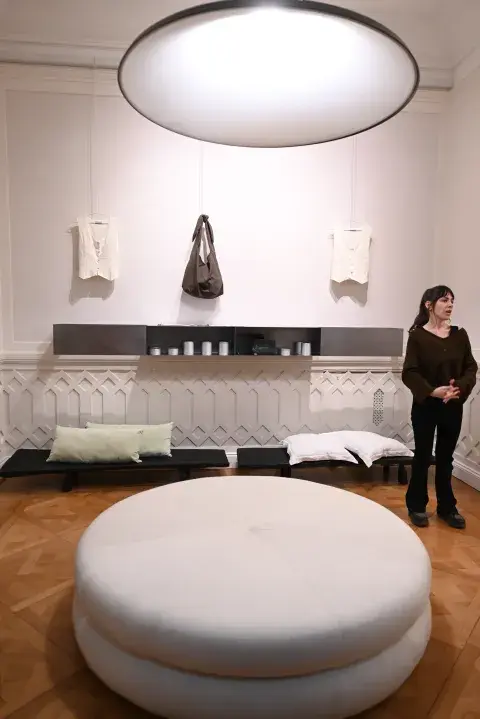 ¿Una lámpara y un sillón en sintonía? sí. Philos en Adelphi da el ejemplo. ¿Una lámpara y un sillón en sintonía? sí. Philos en Adelphi da el ejemplo.