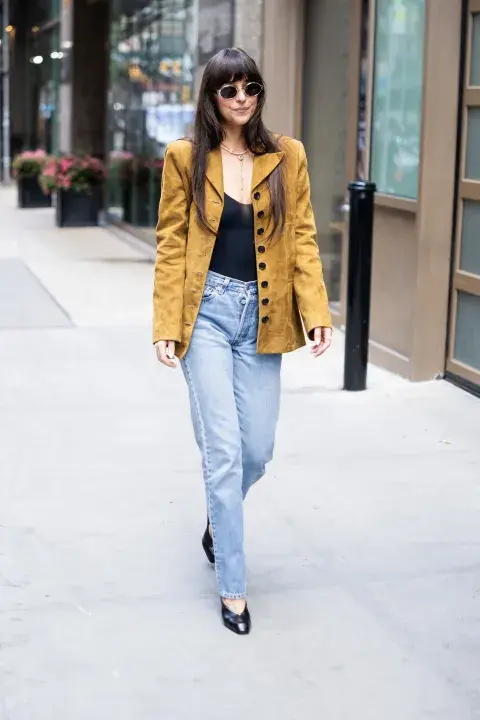 Dakota Johnson tiene los looks tendencia: cuáles son las 10 prendas que no te pueden faltar esta temporada Dakota Johnson tiene los looks tendencia: cuáles son las 10 prendas que no te pueden faltar esta temporada