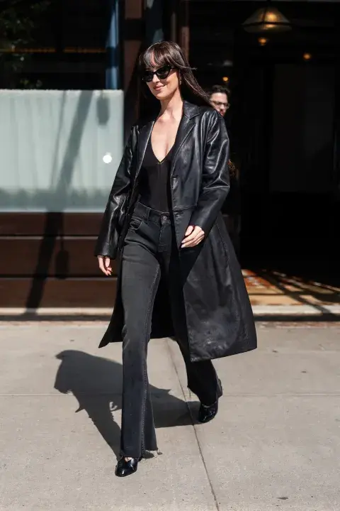 Dakota Johnson tiene los looks tendencia: cuáles son las 10 prendas que no te pueden faltar esta temporada Dakota Johnson tiene los looks tendencia: cuáles son las 10 prendas que no te pueden faltar esta temporada