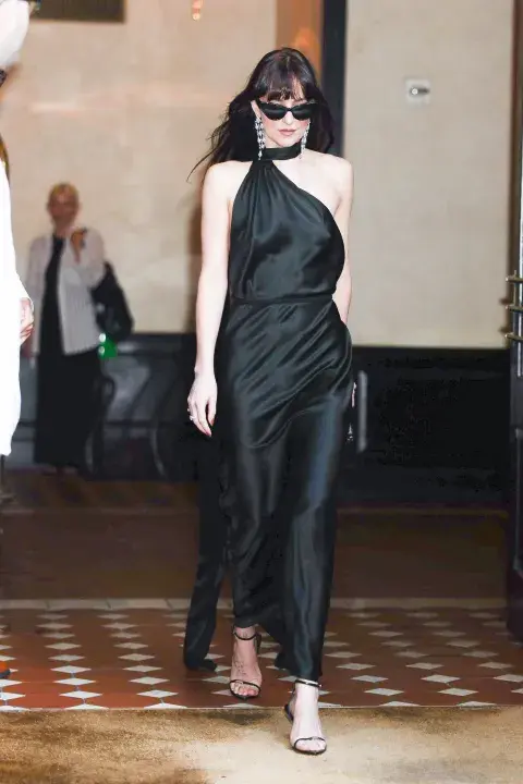 Dakota combinó el vestido con sandalias bajas al tono, Dakota combinó el vestido con sandalias bajas al tono,