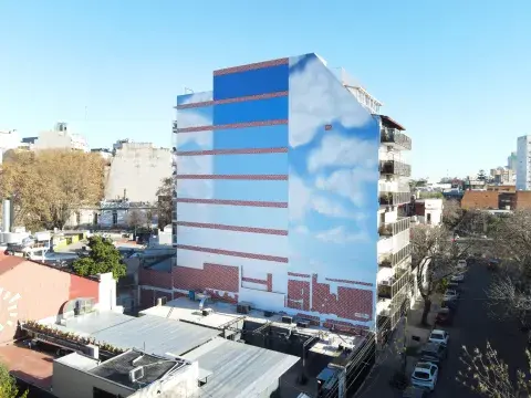 El mural cubre una superficie de 27 x 24 metros y forma parte de la serie “Cielos” que Pomar desarrolla desde 2020. El mural cubre una superficie de 27 x 24 metros y forma parte de la serie “Cielos” que Pomar desarrolla desde 2020.