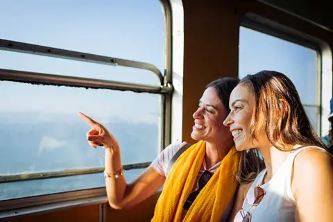 Cada vez más jóvenes optan por desplazarse sin música, pantallas ni distracciones, en busca de una pausa mental en plena hiperconexión diaria. Cada vez más jóvenes optan por desplazarse sin música, pantallas ni distracciones, en busca de una pausa mental en plena hiperconexión diaria.