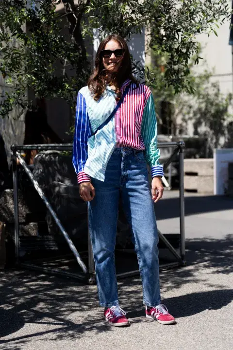 Look de streetstyle en Milan con camisa rayada Look de streetstyle en Milan con camisa rayada