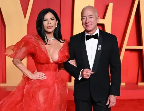  Lauren Sánchezy Jeff Bezos en la fiesta de Vanity Fair por los Oscars 2024.