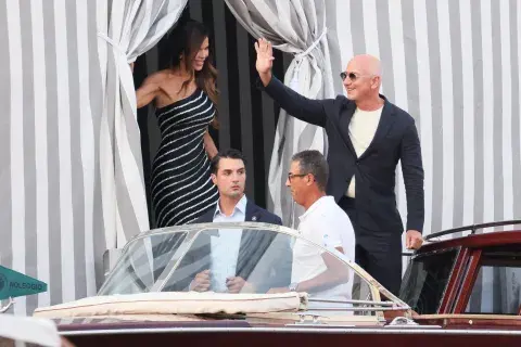 Jeff Bezos y Lauren Sanchez llegando a Venecia, Italia, para su boda.