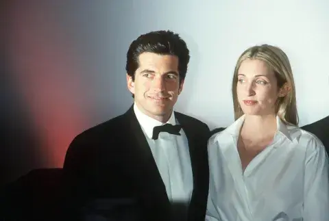 John F. Kennedy Jr. y su esposa, Carolyn Bessette Kennedy, en 1999.