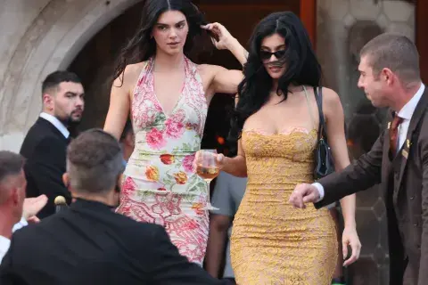  Kylie Jenner y Kendall Jenner listas para la gran fiesta.