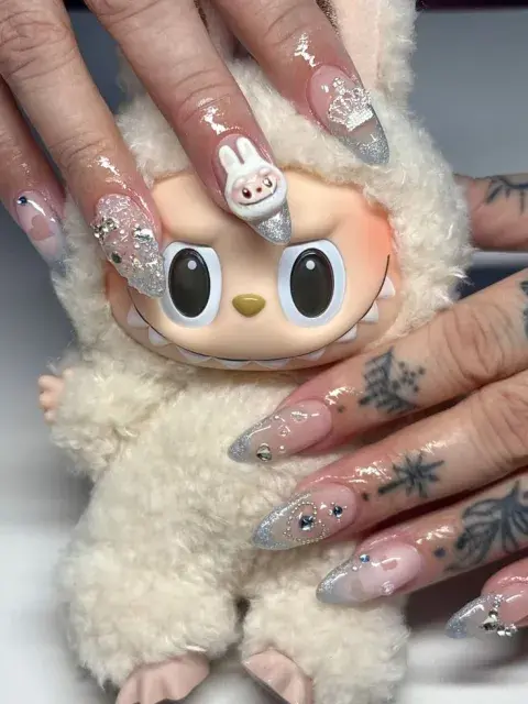 La fusión de estas dos tendencias dio origen a las Labubu Nails
