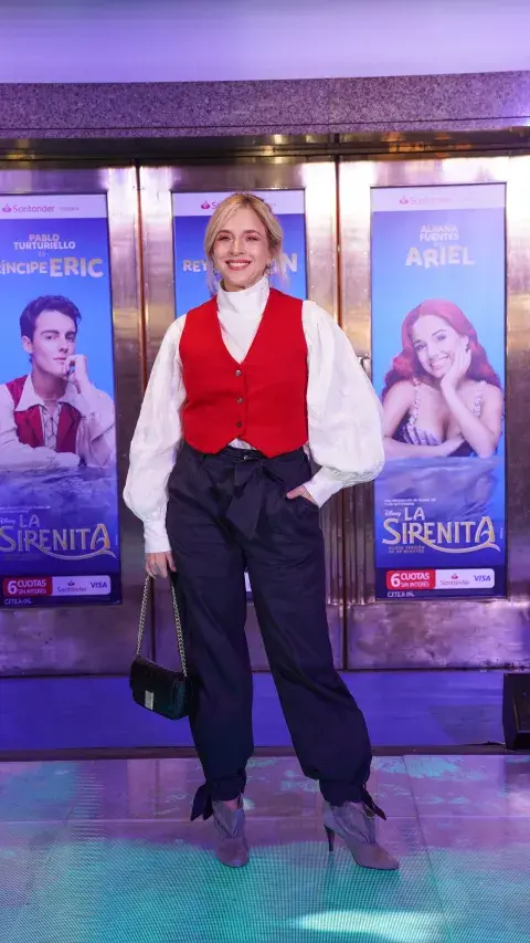 Carla Peterson usó una camisa con mangas XL para la función. Carla Peterson usó una camisa con mangas XL para la función.