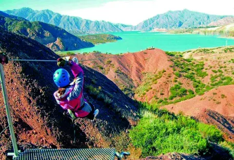 Una chica haciendo canopy sobre el río Una chica haciendo canopy sobre el río