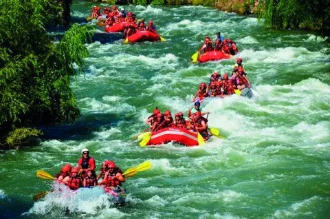 Botes de rafting en un río Botes de rafting en un río