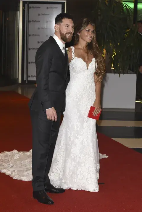 Diseñado por la catalana Rosa Clará, el vestido de Antonela fue un secreto hasta el último segundo. Diseñado por la catalana Rosa Clará, el vestido de Antonela fue un secreto hasta el último segundo.