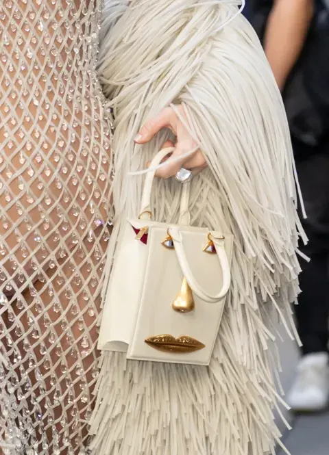 El bolso con forma de cara que usó Miley Cyrus en Tribeca 2025. El bolso con forma de cara que usó Miley Cyrus en Tribeca 2025.