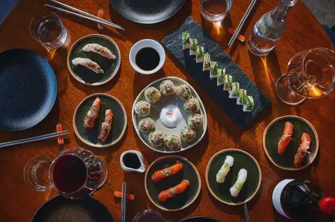 Una mesa servida con piezas de sushi Una mesa servida con piezas de sushi