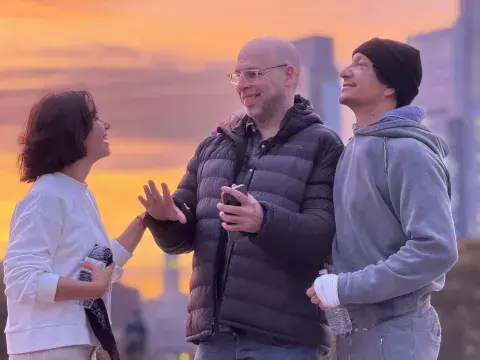 Nico Vázquez promocionó su obra con un video en Filadelfia. Nico Vázquez promocionó su obra con un video en Filadelfia.