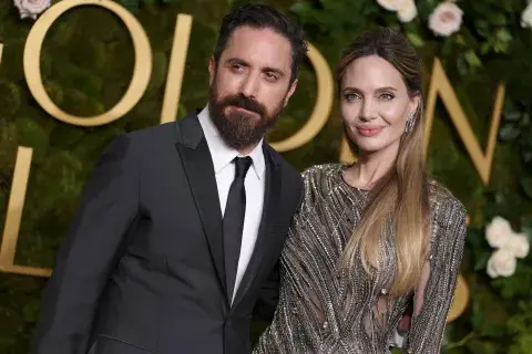 Pablo Larraín y Angelina Jolie en los Golden Globes 2025.