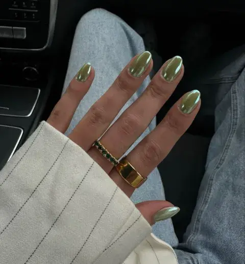 Las glazed pistacho nails, que combinan este tono con el efecto esmalte glaseado, logrando un acabado brillante y sofisticado que ya es furor en redes. 