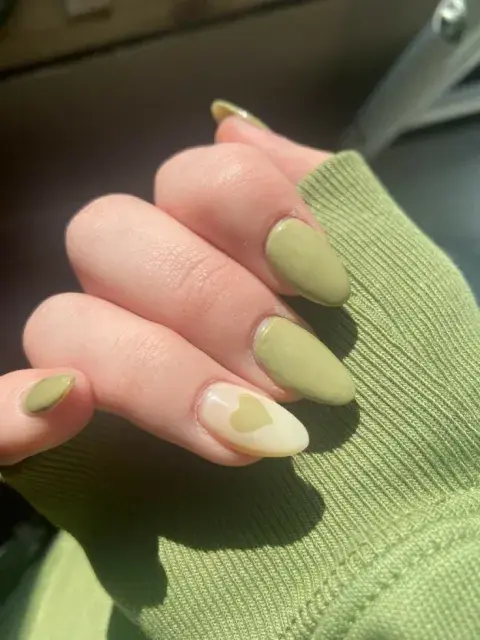 Corazones, estrellas y flores. Las uñas pistacho son la base perfecta para cualquier diseño. 