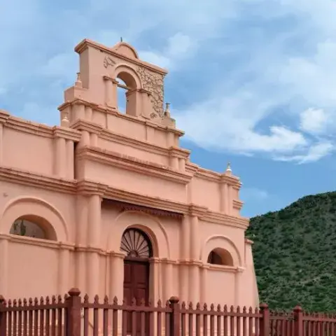 Iglesia Nuestra Señora del Carmen, levantada en 1835, con su arquitectura colonial y postcolonial con detalles de otras influencias. 