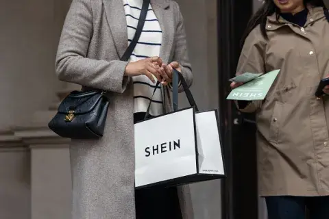 Una mujer con una bolsa de Shein Una mujer con una bolsa de Shein