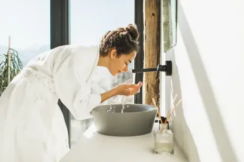 El agua muy caliente deshidrata, irrita y daña la barrera cutánea, lo que puede provocar picazón, tirantez y hasta brotes de acné o eccema. El agua muy caliente deshidrata, irrita y daña la barrera cutánea, lo que puede provocar picazón, tirantez y hasta brotes de acné o eccema.