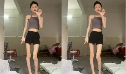 Una mujer parada sobre la cama mostrando su cuerpo Una mujer parada sobre la cama mostrando su cuerpo