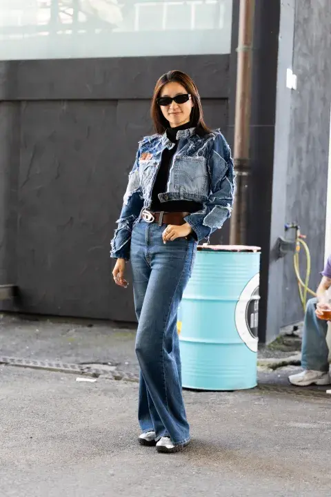 Look de streetstyle en Milan en total denim Look de streetstyle en Milan en total denim